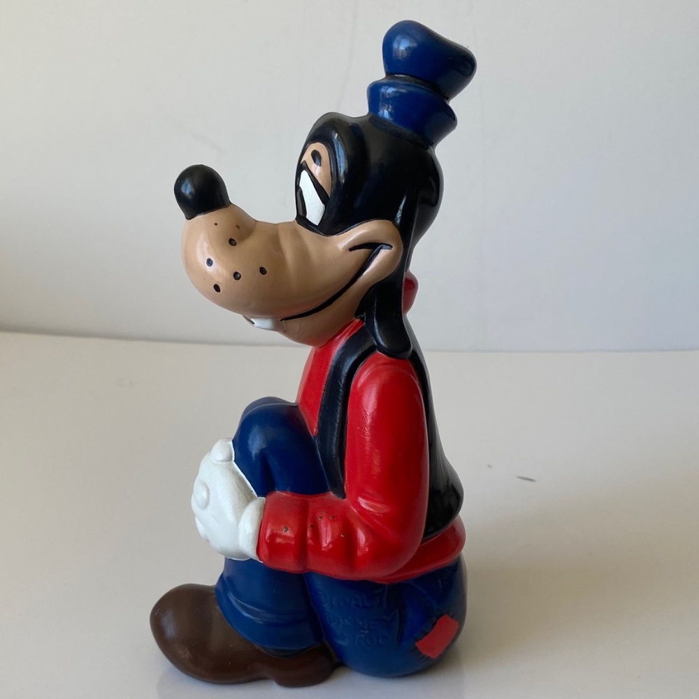 Walt Disney Productions Sitting Goofy Ceramic Statue 9.5" 1970s Vintage